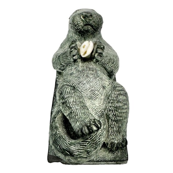 The Wolf Sculptures Soapstone Sea Otter with Shell Gray 4.5 x 2.5 x 2.5 - Picture 2 of 10